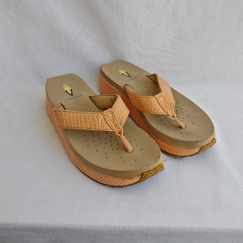 Volatile Mini Croco Shoe‎ Thong Wedge Sandals Slip On Peach Orange Tan Size 8